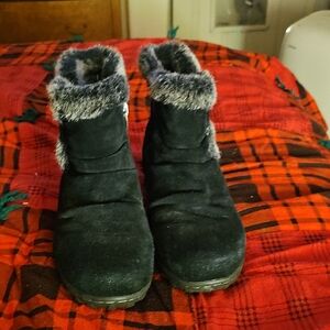 Khombu Black Winter Boots with Faux Fur Trim